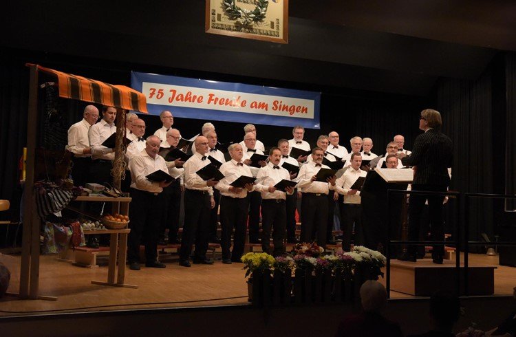 Der Männerchor Hellbühl auf der Bühne im Rösslisaal